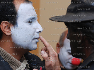 Grupa mlodych Palestynczykow bioraca udzial w programie...