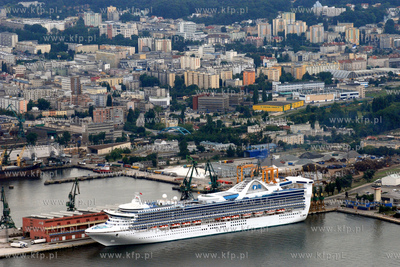 Gdynia z lotu ptaka. Nz. Wycieczkowiec STAR PRINCES...