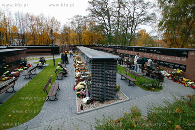 Wszystkich Swietych. Cmentarz Komunalny na Srebrzysku...