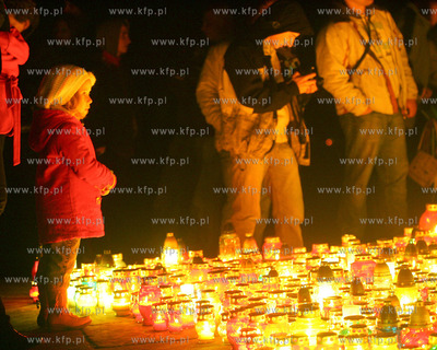 Swieto Zmarlych na szczecinskim cmentarzu centralnym.
Jest...