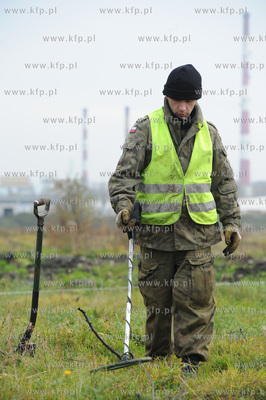 Saperzy z firmy EXPLOSIVE przeczesuja tereny pod budowe...