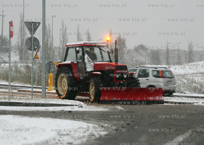 Szczecin. Pierwsze opady sniegu spowodowaly spore utrudnienia...