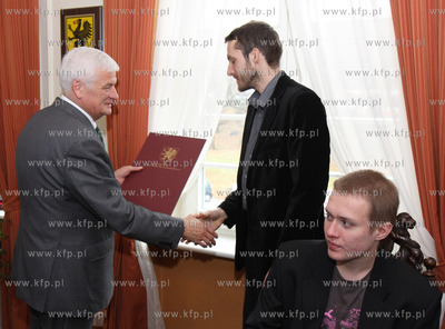 Gdansk. Marszalek Woj. Pomorskiego, Jan Kozlowski nagrodzil...