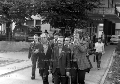 Wyjazd delegacji Solidarnosci do Warszawy w celu zlozenia...