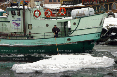 Sparalizowany przez zator lodowy port w Ustce.
27.01.2010
fot....