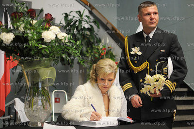 Gdynia. W Urzedzie Miasta wystawiono ksiege kondolencyjna...