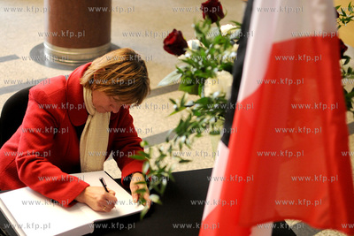 Gdynia w zalobie dzien po katastrofie prezydenckiego...