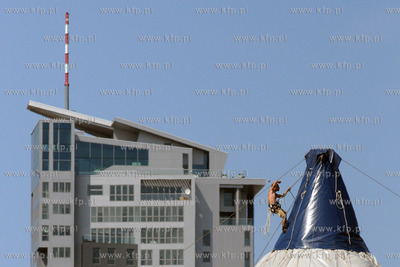 Na plazy w Srodmiesciu Gdynitrwa montaz gigantycznego...