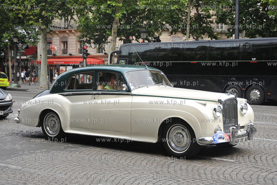 Przejazd ulicami Paryza zabytkowych i unikalnych samochodow...