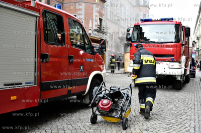 Pozar w piwnicach zabytkowej Gdanskiej Zbrojowni w...