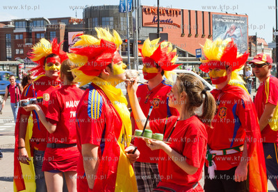Gdansk. Ulica Dluga. Hiszpanscy kibice na ulicach starego...