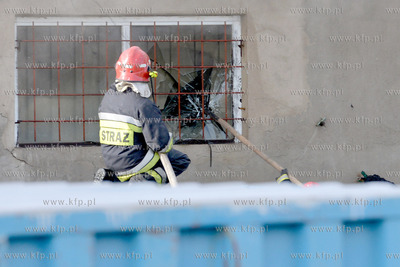 Pozar malarni firmy Indusco przy ul. Hutniczej w Gdyni,...