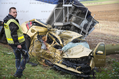 Stara Dabrowa na krajowej 6. Volkswagen Golf zderzyl...