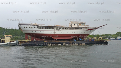 Transport kadluba do portu wewnetrzego w Gdansku szkolnego...