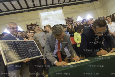 Slupsk. Greenpeace ufundowal budowe elektrowni slonecznej...