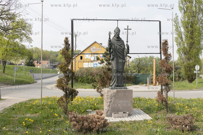 Pomnik Św. Wojciecha, pierwotnie usytuowany na zieleńcu...