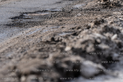 Suchaninoi. Interwencujne łatanie dziur w drodze po...