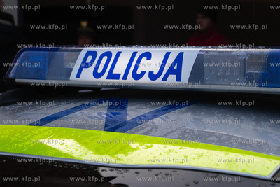 Świetlny napis mieszczony na dachu samochodu policyjnego....