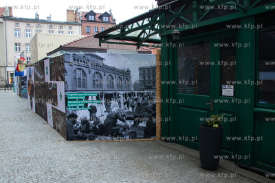 Tablice informacyjne z fotografiami pochodzącymi ze...