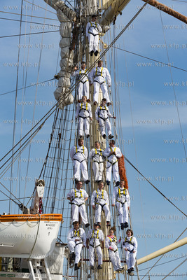 Dar Młodzieży wpływa do Nabrzeża Pomorskiego w...