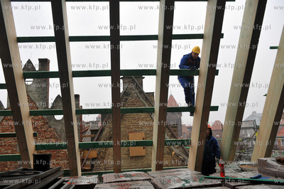 Dzien zawieszania wiechy na remontowanym dachu kosciola...