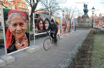 Wystawa Elzbiety Dzikowskiej "Usmiech swiata" umiejscowiona...