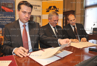 W siedzibie Rady Miasta Gdanska podpisano umowe pomiedzy...