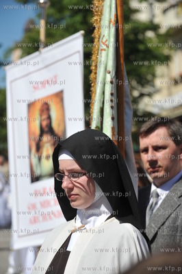 Msza Swieta na trasie procesji na placu przed kosciolem...