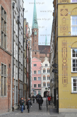 Widok z Dlugiego Targu na kosciol Mariacki i ul.Chlebnicka,...