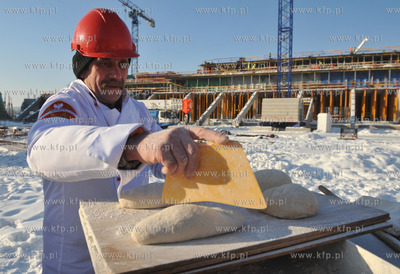 Pierwszy chleb na budowanym na mistrzostwa europy gdanskim...