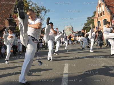 Gdansk. ul. Podmlynska. Parada z udzialem bebniarzy,...
