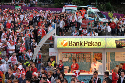 Gdansk. Mistrzostwa europy w pilce noznej. Kibice ogladaja...