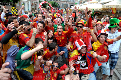 Gdansk, ul. Piwna. Irlandzcy i hiszpanscy kibice bawia...