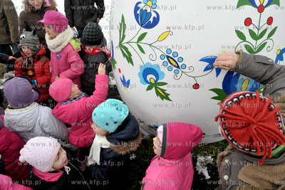 Wielkanocna dwumetrowa pisanka w Zukowie na Kaszubach....