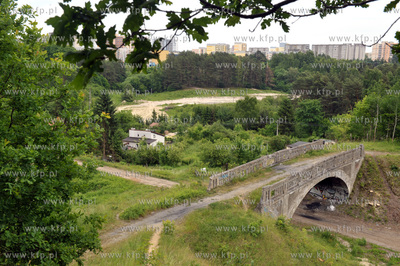 Dawny wiadukt kolejowy linii do Kokoszek polozony na...