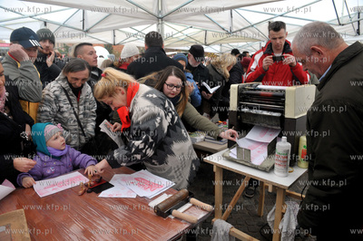 Gdanska Parada Niepodleglosci. W namiocie na Targu...