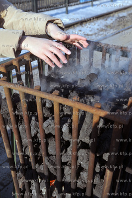 Na przystankach komunikacji miejskiej przy Dworcu PKP...