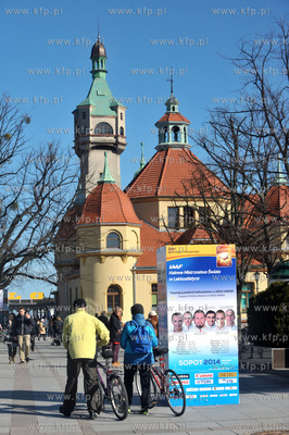 Sopot. Na placu Przyjaciol Sopotu i okolicach widac,...