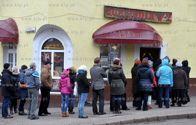 Tlusty czwartek. Kolejka po paczki do cukierni W-Z...