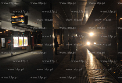 Pierwszy wyjazd kolejki SKM z przystanku Gdansk Srodmiescie...