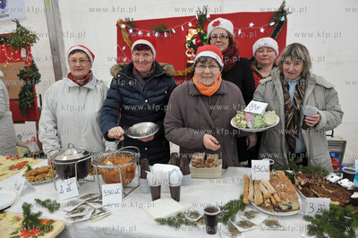 Jarmark Bozonarodzeniowy na placu Mariackim przy kosciele...