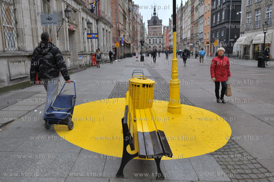 Gdansk. Ul. Dluga. Zolte plamy i zamalowana w polowie...