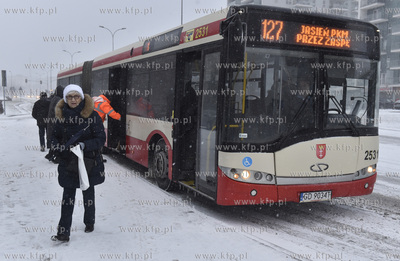 Gdańsk. Śnieżyca na Przymorzu. Autonus linii 127...