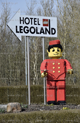 Billlund w Danii. Drogowskaz z figurą z klocków lego....