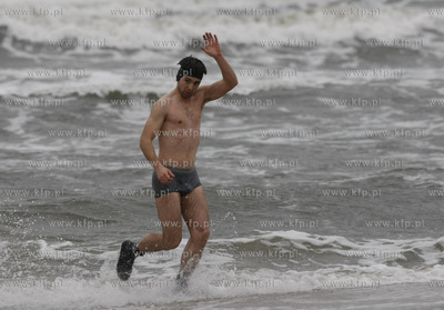 Sopot. Plaza. Dwoch Panow postanowilo  schlodzic sie...