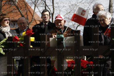 Sopot. Ludzie pala znicze i skladaja wiazanki kwiatow...