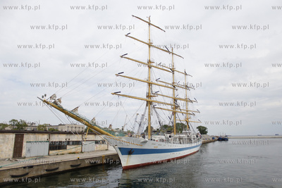 Zaglowce Mir i Kruzenshtern  cumuja w Gdyni przy nabrzezu...