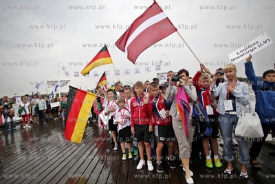 Sopot. Parada uczestikow mlodziezowego turnieju pilkarskiego...