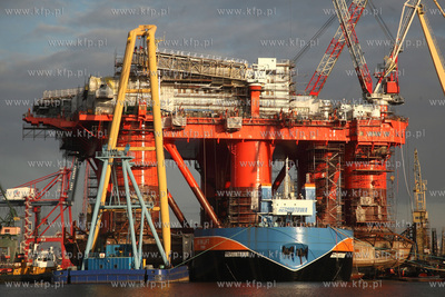 Platforma wiertnicza w Stoczni Remontowej w Gdansku.
13.12.2012
fot....