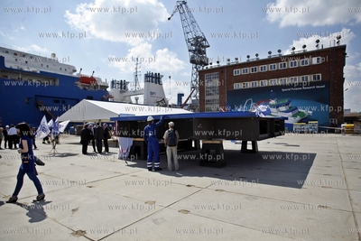 Gdynia. Stocznia S.R. Nauta. Ceremonia polozenia stepki...